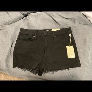 super cute booty jean shorts. ruffle ripped cut bottom